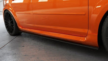 Laden Sie das Bild in den Galerie-Viewer, Maxton Design Seitenschweller Ansatz passend für Ford Focus ST Mk2 FL schwarz Hochglanz