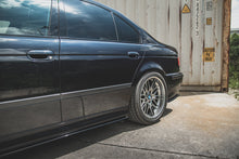 Laden Sie das Bild in den Galerie-Viewer, Maxton Design Seitenschweller Ansatz für BMW M5  / 5 M-Paket E39 schwarz Hochglanz