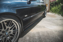 Laden Sie das Bild in den Galerie-Viewer, Maxton Design Seitenschweller Ansatz für BMW M5  / 5 M-Paket E39 schwarz Hochglanz