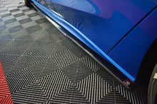 Laden Sie das Bild in den Galerie-Viewer, Maxton Design Seitenschweller Ansatz passend für V.3 Ford Focus ST / ST-Line Mk4 schwarz Hochglanz