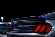 Laden Sie das Bild in den Galerie-Viewer, Anderson Composites Carbon dopperlseitige Heckklappe mit integrierten Spoiler Type-ST für Ford Mustang 2015-2019