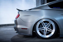 Laden Sie das Bild in den Galerie-Viewer, Anderson Composites Carbon dopperlseitige Heckklappe mit integrierten Spoiler Type-ST für Ford Mustang 2015-2019