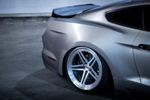 Laden Sie das Bild in den Galerie-Viewer, Anderson Composites Carbon dopperlseitige Heckklappe mit integrierten Spoiler Type-ST für Ford Mustang 2015-2019
