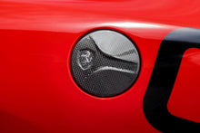 Laden Sie das Bild in den Galerie-Viewer, Capristo Carbon Tankdeckel für Ferrari 458 Speciale Spider Italia