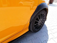 Laden Sie das Bild in den Galerie-Viewer, Maxton Design Kotflügelverlängerung Ford Focus ST Mk3 schwarz Hochglanz