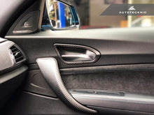 Laden Sie das Bild in den Galerie-Viewer, Autotecknic Trockencarbon Innentürgriff-Verkleidung für BMW 1er|2er F20|F22|F87 M2 ohne Lichtpaket matt